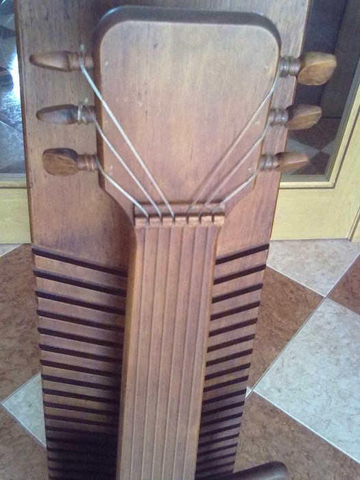 Guitarra em madeira