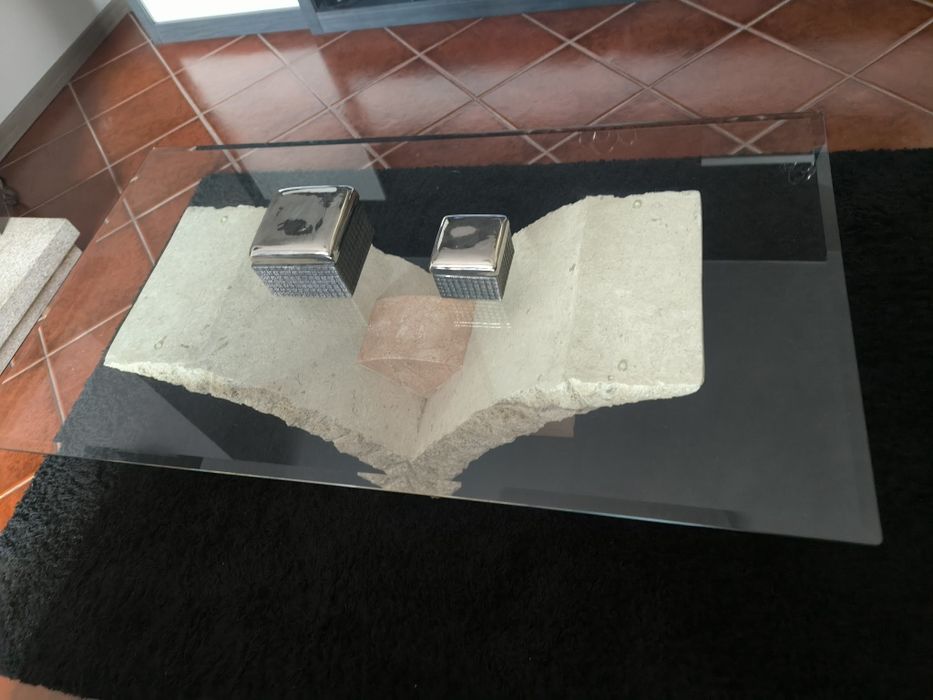 Mesa de centro em vidro com base em pedra
