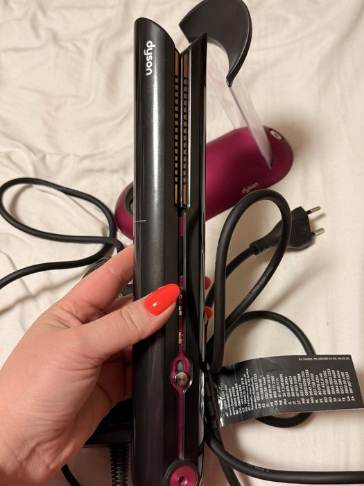 Вирівнювач волосся dyson