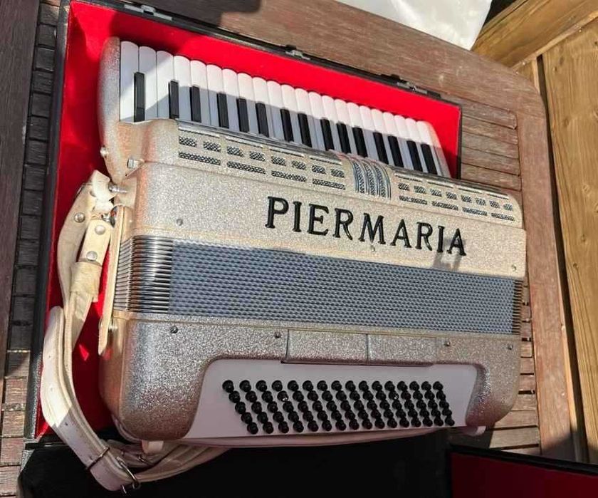 Acordeão Piermaria à 3a voz, italiano, com 80 baixos com mala e correias novas - excelente - afinado