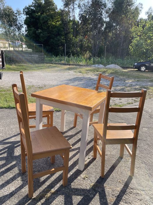 Conjunto de mesas e cadeiras