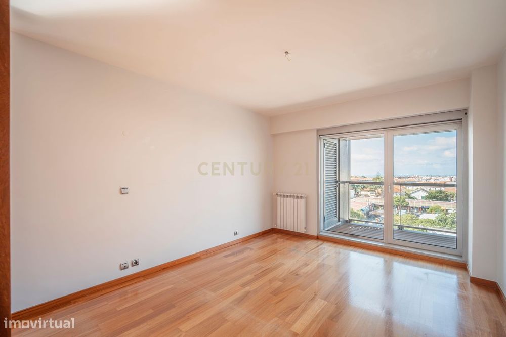 T5+1 Duplex em Linda-a-Velha com 291 m² úteis, 5 estacionamentos e vis