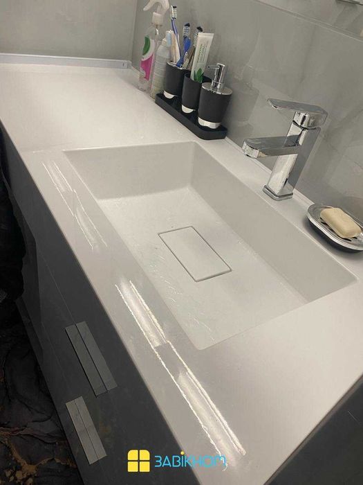 Стільниці з каменю суцільно вилиті з умивальником