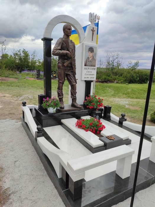 Гранітні памятники для героїв військових