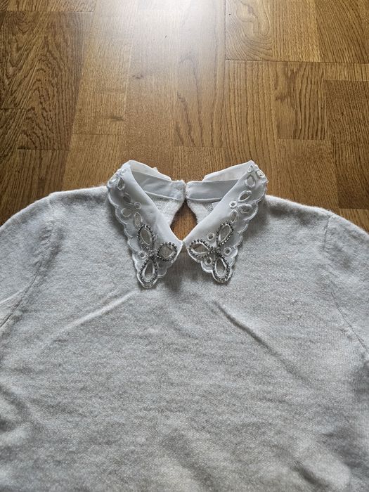 Sweter z ozdobnym kołnierzem