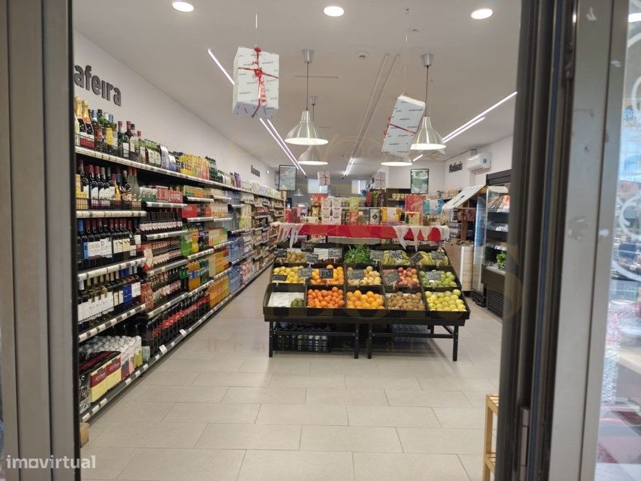 Supermercado em zona central de Carcavelos. Em funcionamento, com t...