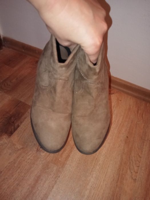 Botki damskie wiosenno -jesienne na obcasie.