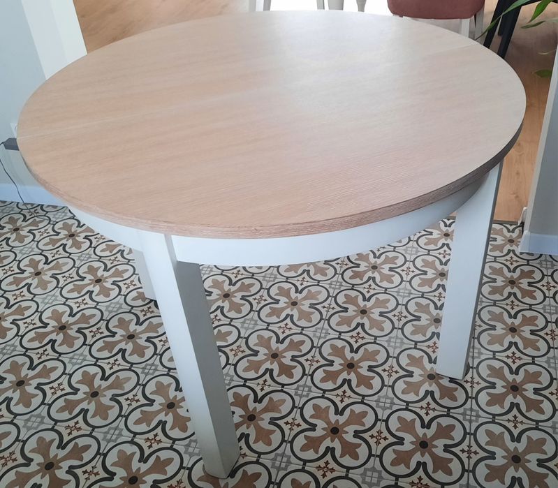 Stary okragły stół-odnowiony