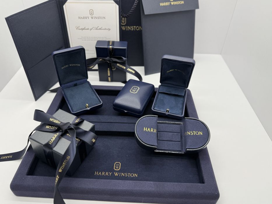 Коробка Harry Winston.Гаррі Вінстон.