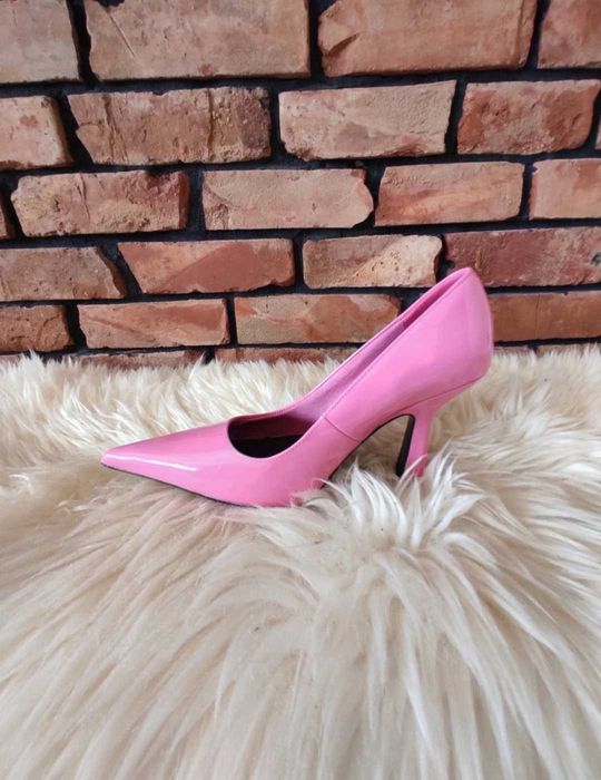 Różowe buty na obcasie z czubem