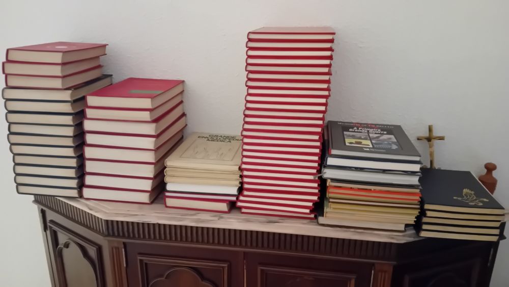 Livros, enciclopédias.
