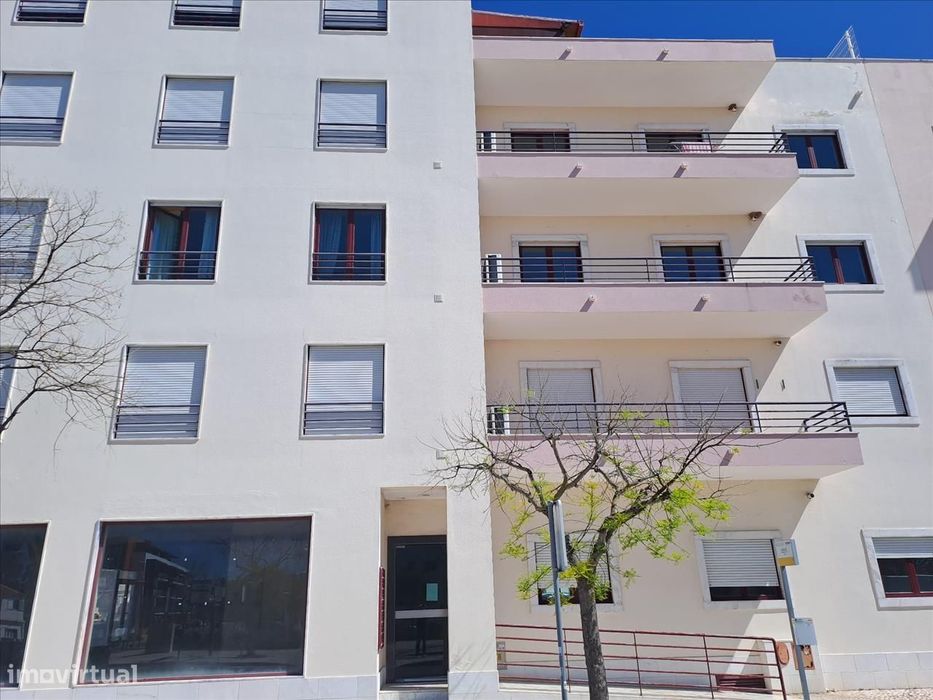 Apartamento T2 em Loulé com Varanda | Ideal para Investimento