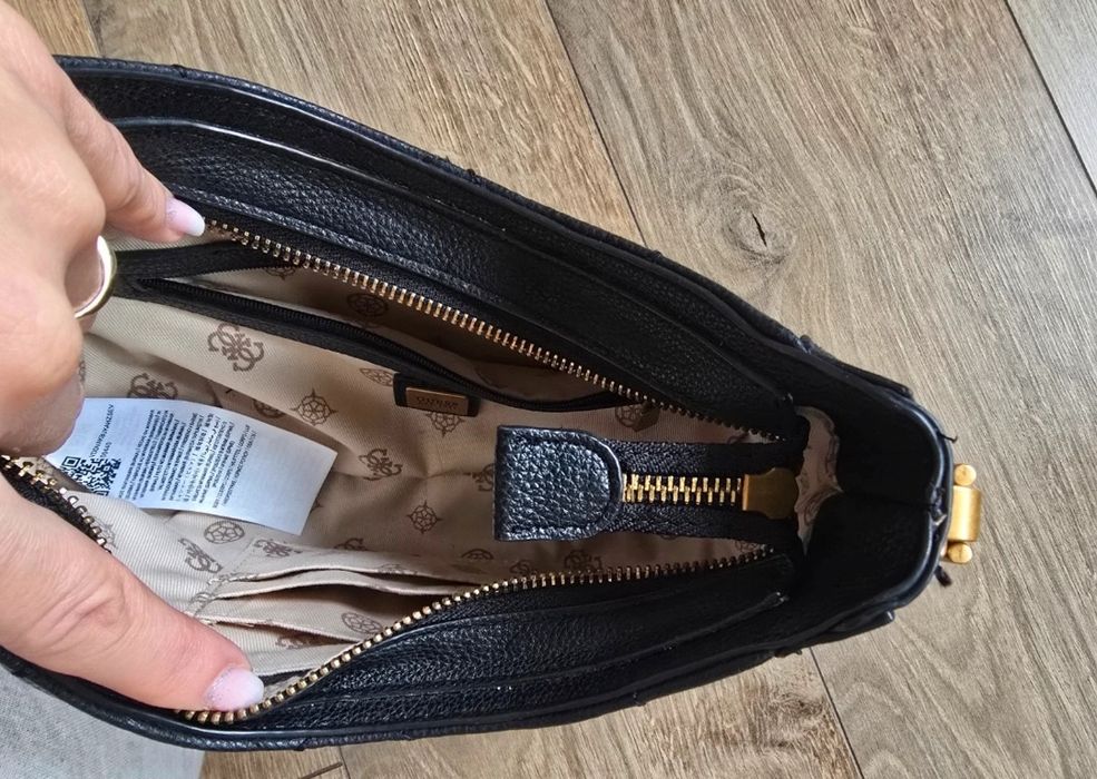 Czarna torebka Guess