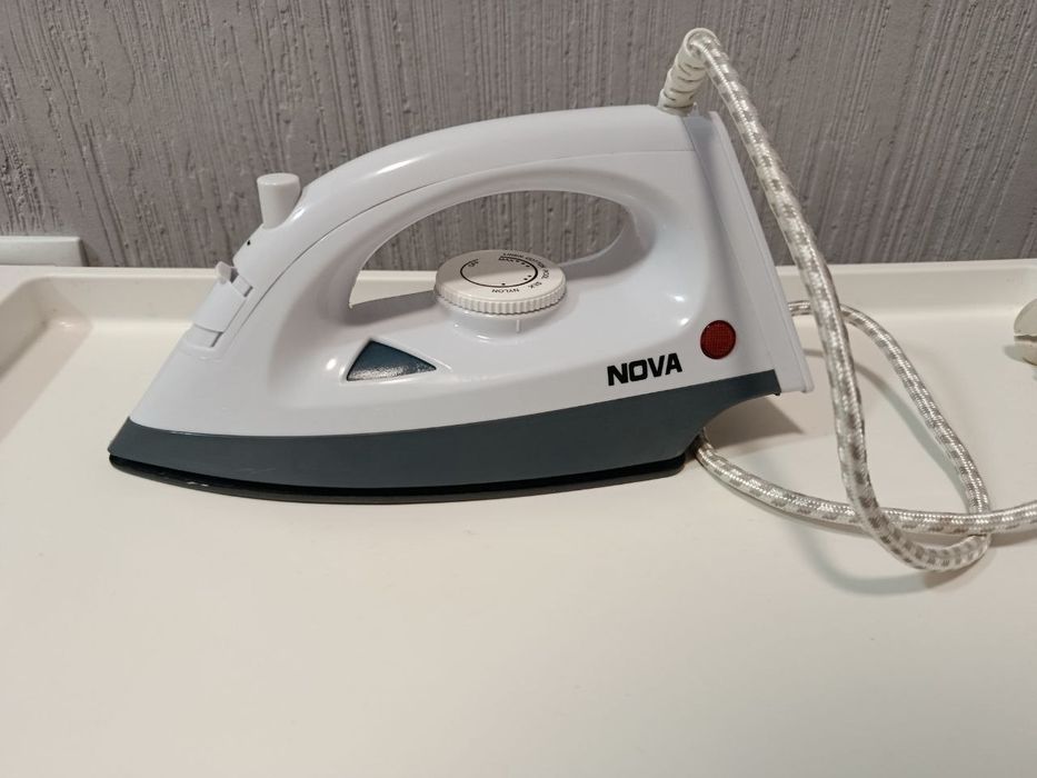 Маленька ,зручна праска  Nova