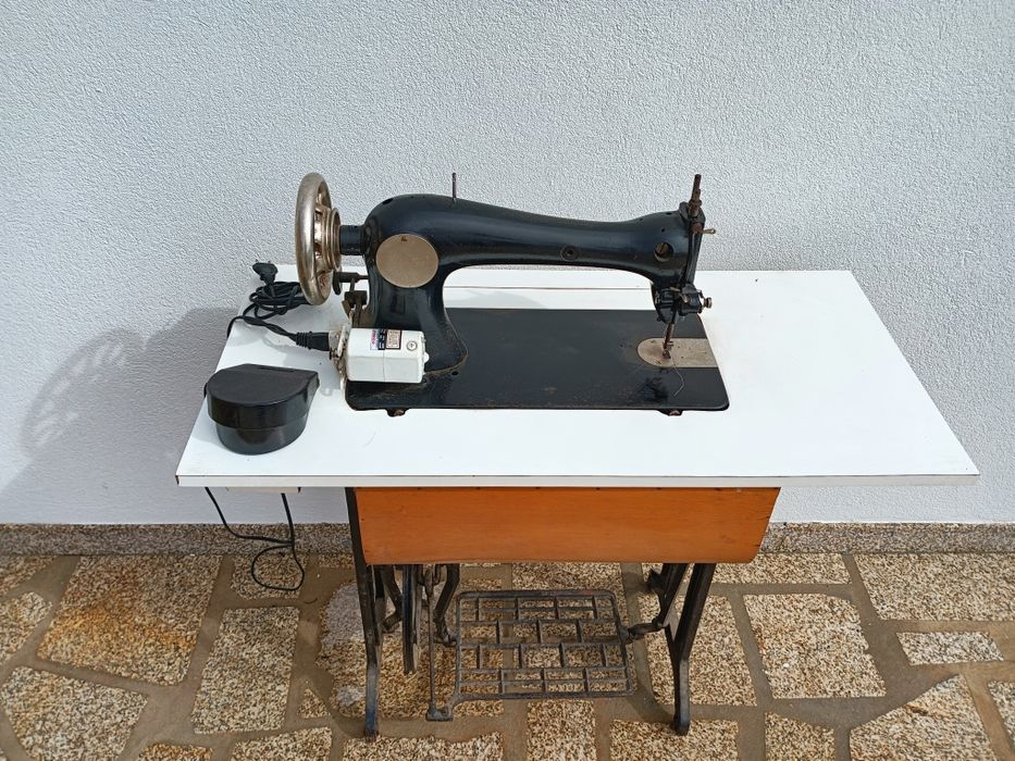 Máquina de costura a funcionar perfeitamente.
Manual, com adaptador mecânico elétrico.