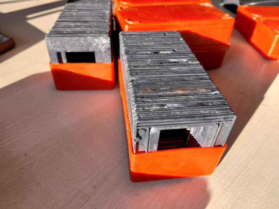 Ramki plastikowe do slajdów 50x50 mm /  okienko 24x36 mm