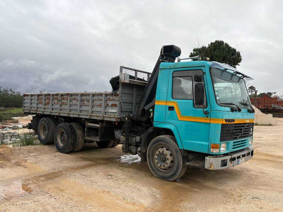 Camião Volvo FL10 c/grua HIAB e báscula bilateral