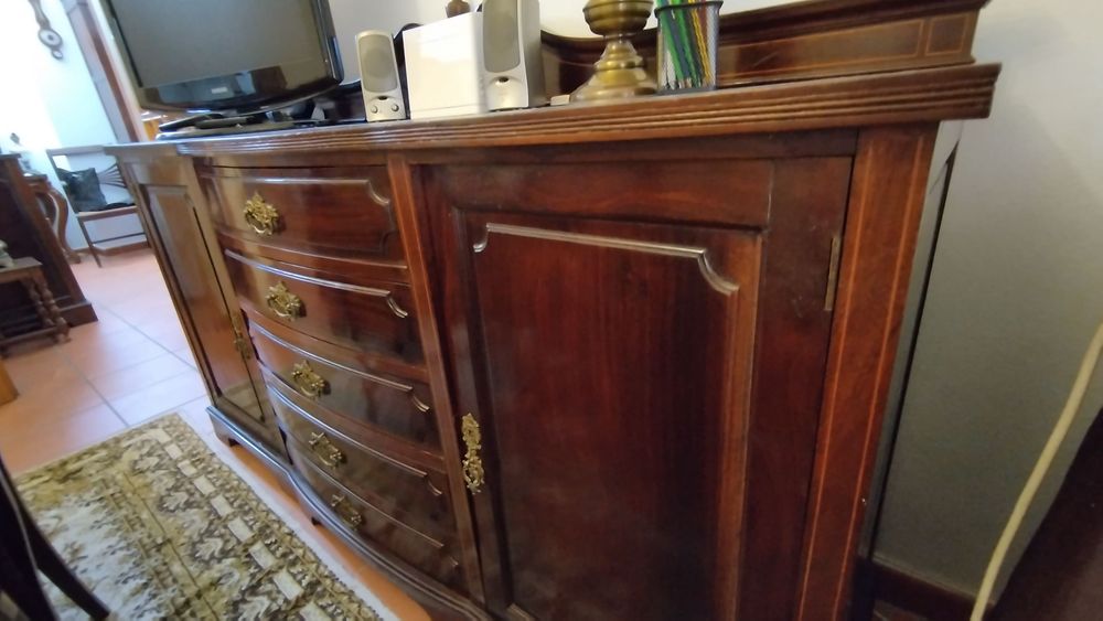 Móvel aparador antigo de madeira em bom estado