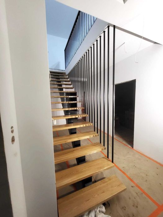 Schody metalowe ze stopniami jesionowymi