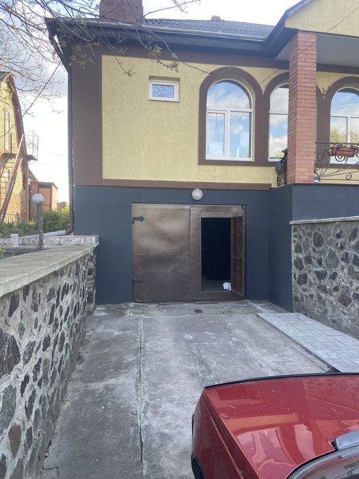 Продам будинок + комерція біля водойми, 5 кімнат, гараж на 2а/м