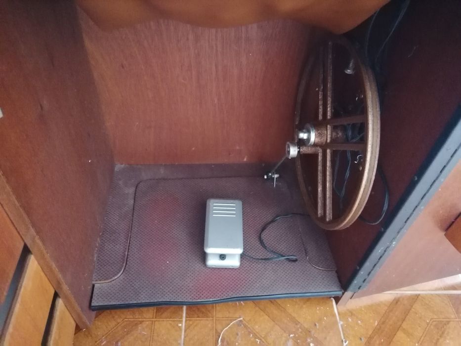 Máquina costura com móvel, pedal e motor