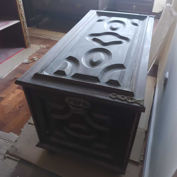 Arca em madeira trabalhada