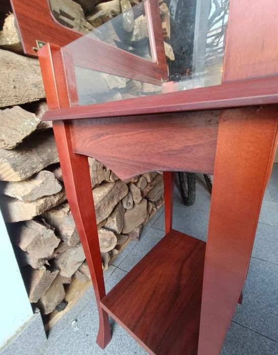 Mesa vitrine com tampo de abrir