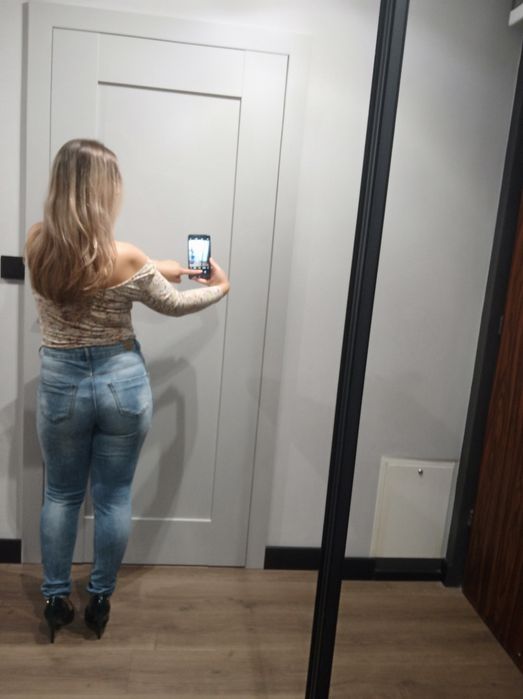 Jeansowe spdonie z dziurami