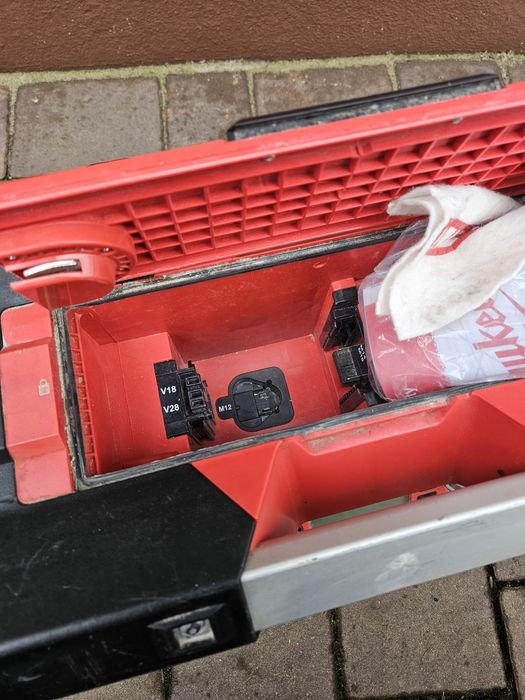 Milwaukee  radio  model C12-28DCR