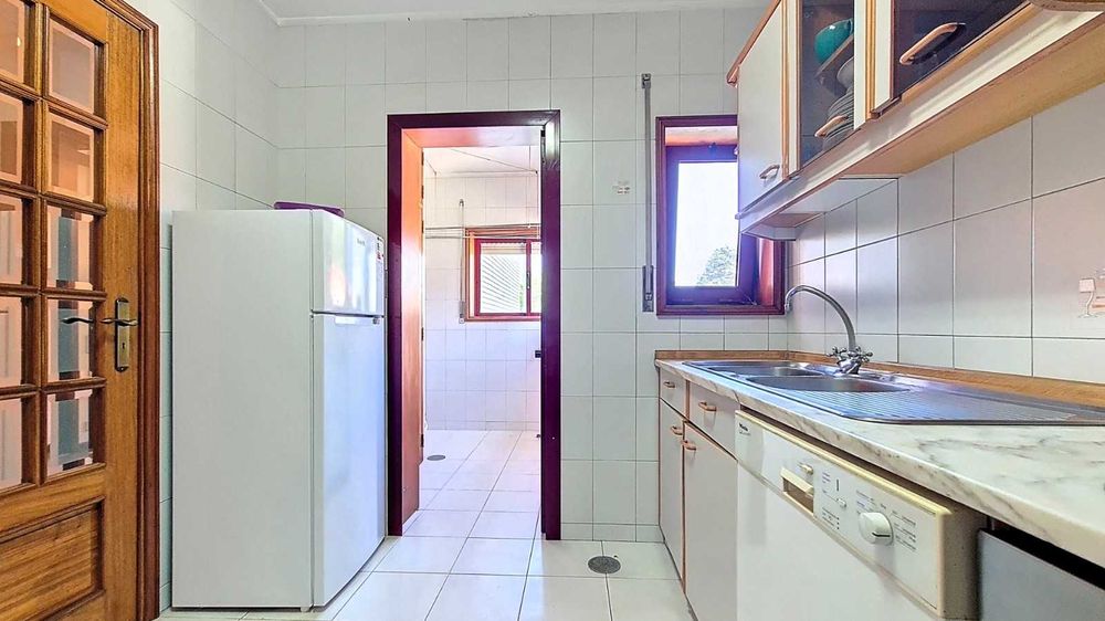 Arrenda-se T2 com garagem, perto da praia!