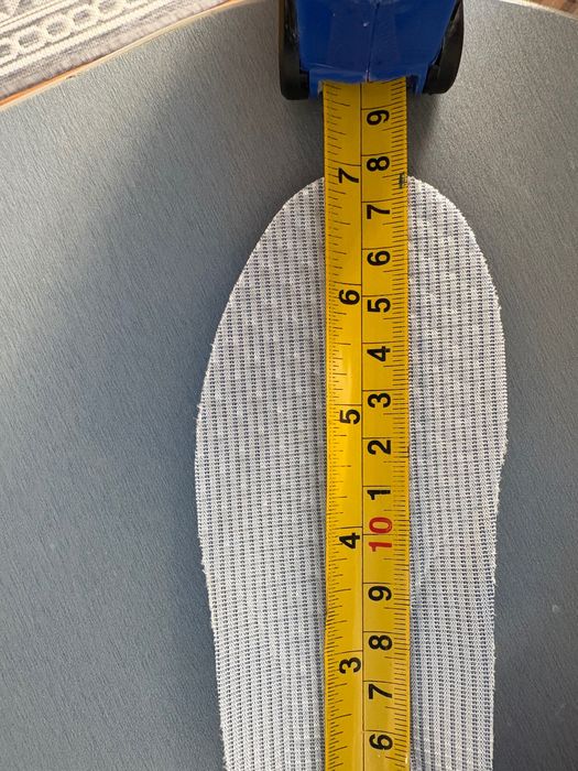 Нові кросівки на дівчинку.