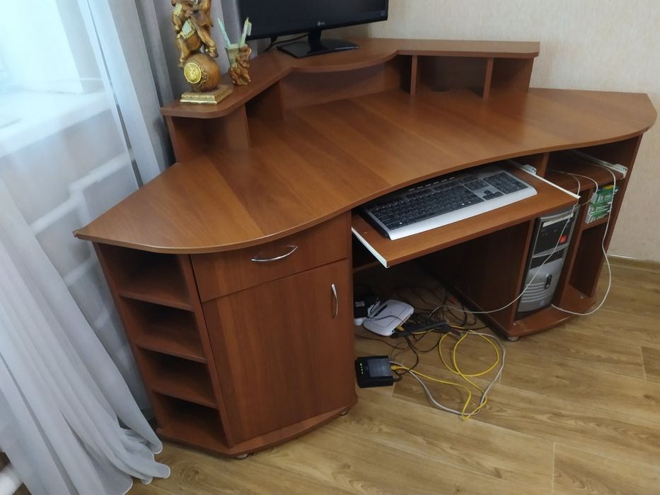 Продаю комп'ютерний стіл