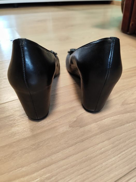 Кожаные  туфли на танкетке