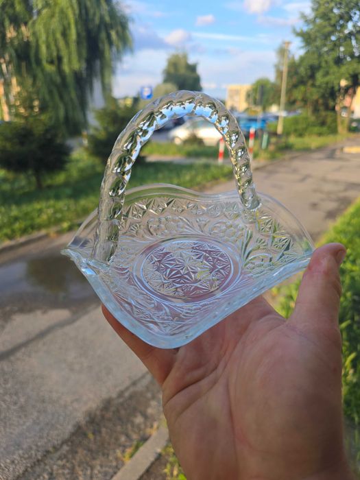 Szklany koszyczek z okresu PRL-U huta Ząbkowice.