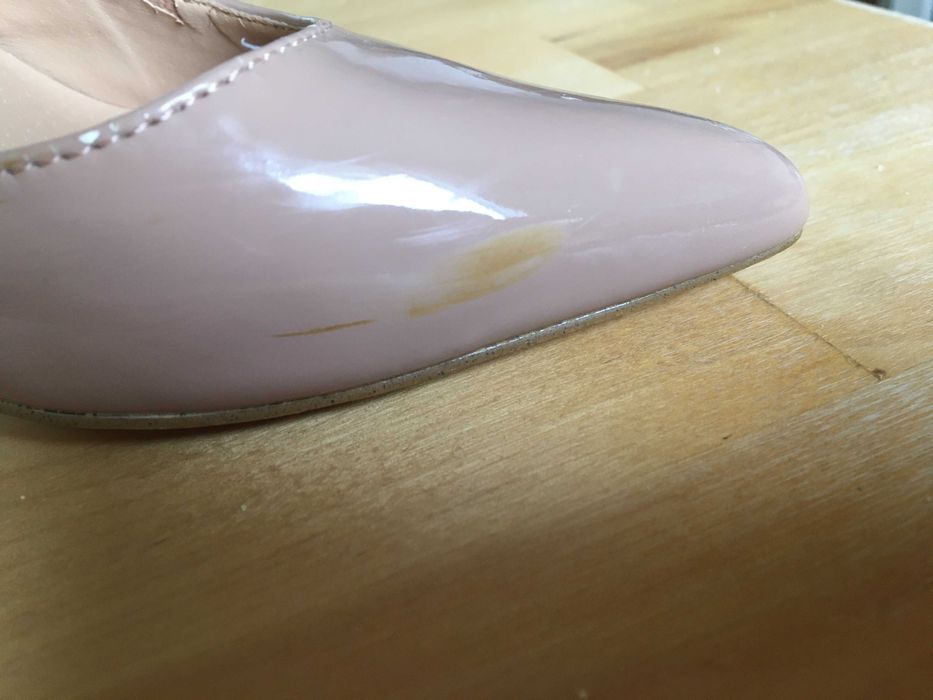 Szpilki beżowe lakierowane