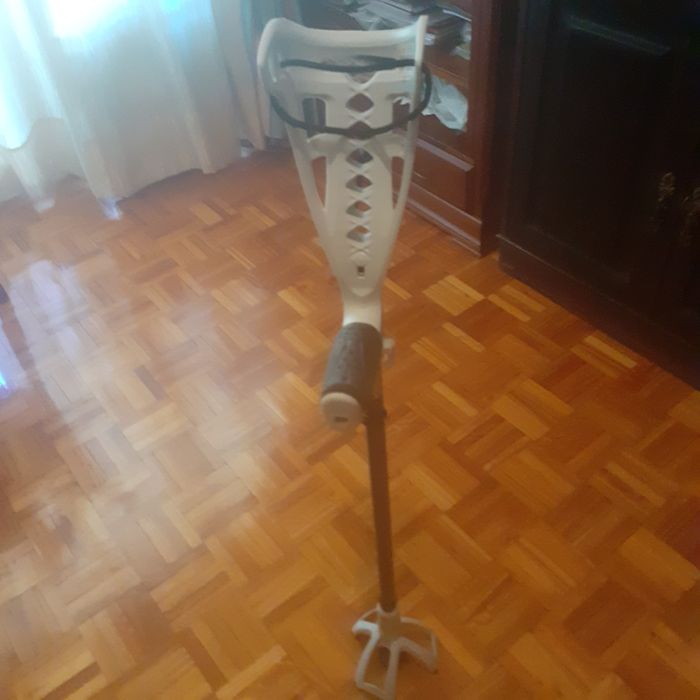 Muleta ou bengala com tripé
