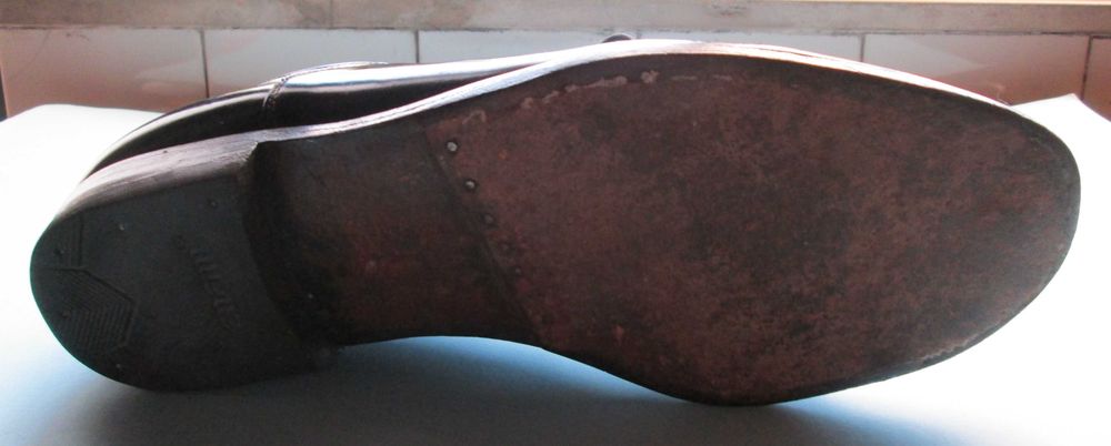 Sapatos em pele pretos, castanhos e azuis polidos