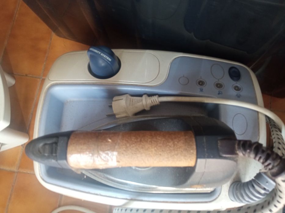 Fabuloso ferro de engomar a vapor. como novo.