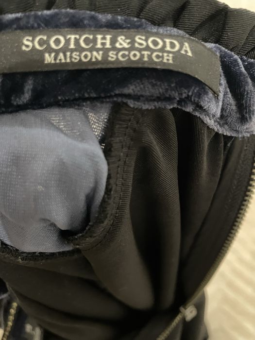 Vestido preto e veludo azul