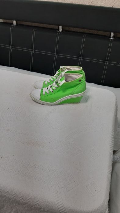 Продам две пары женских кед