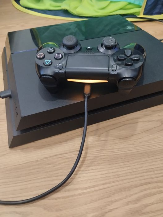Vendo PS4 + Cabos + Controle