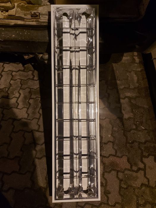 4 lampy z żarówkami