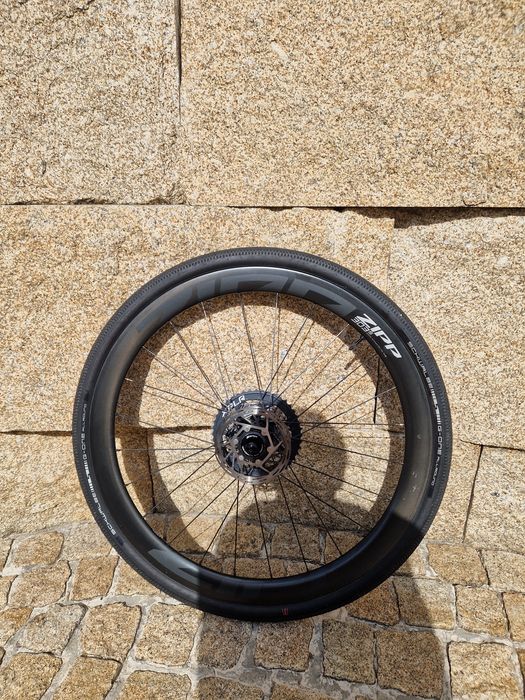 Rodas Zipp 303S com pneus Scwalve G one