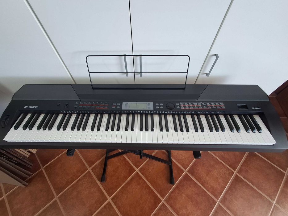 Piano Thomann com pedal
