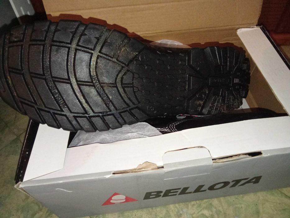 Botas de trabalho novas na caixa