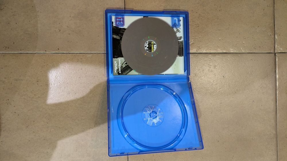 PlayStation 4 500 Gb + 3 comandos + 1 cabo comando + jogo