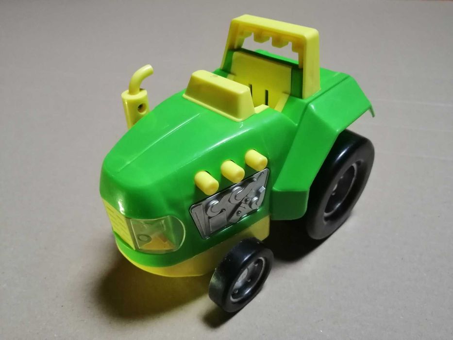 Traktorek zabawka, traktor dla dzieci,  wydaje dźwięki, baterie,