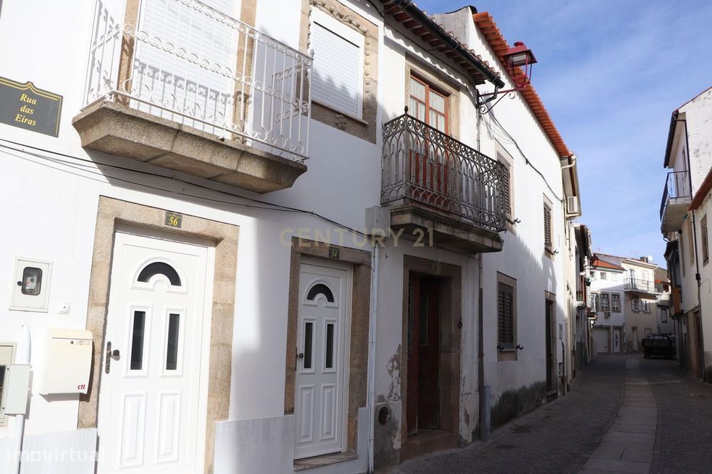 Moradia T3 para Remodelação Total no Centro Histórico de Freixo de Esp