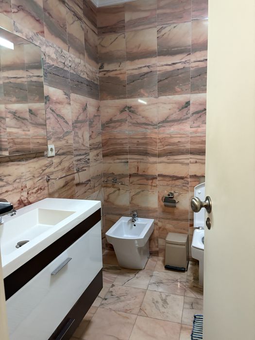 Alugo quarto junto ao metro de Santo Ovidio