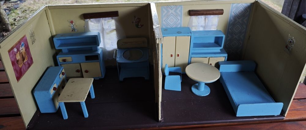 Stary domek dla lalek